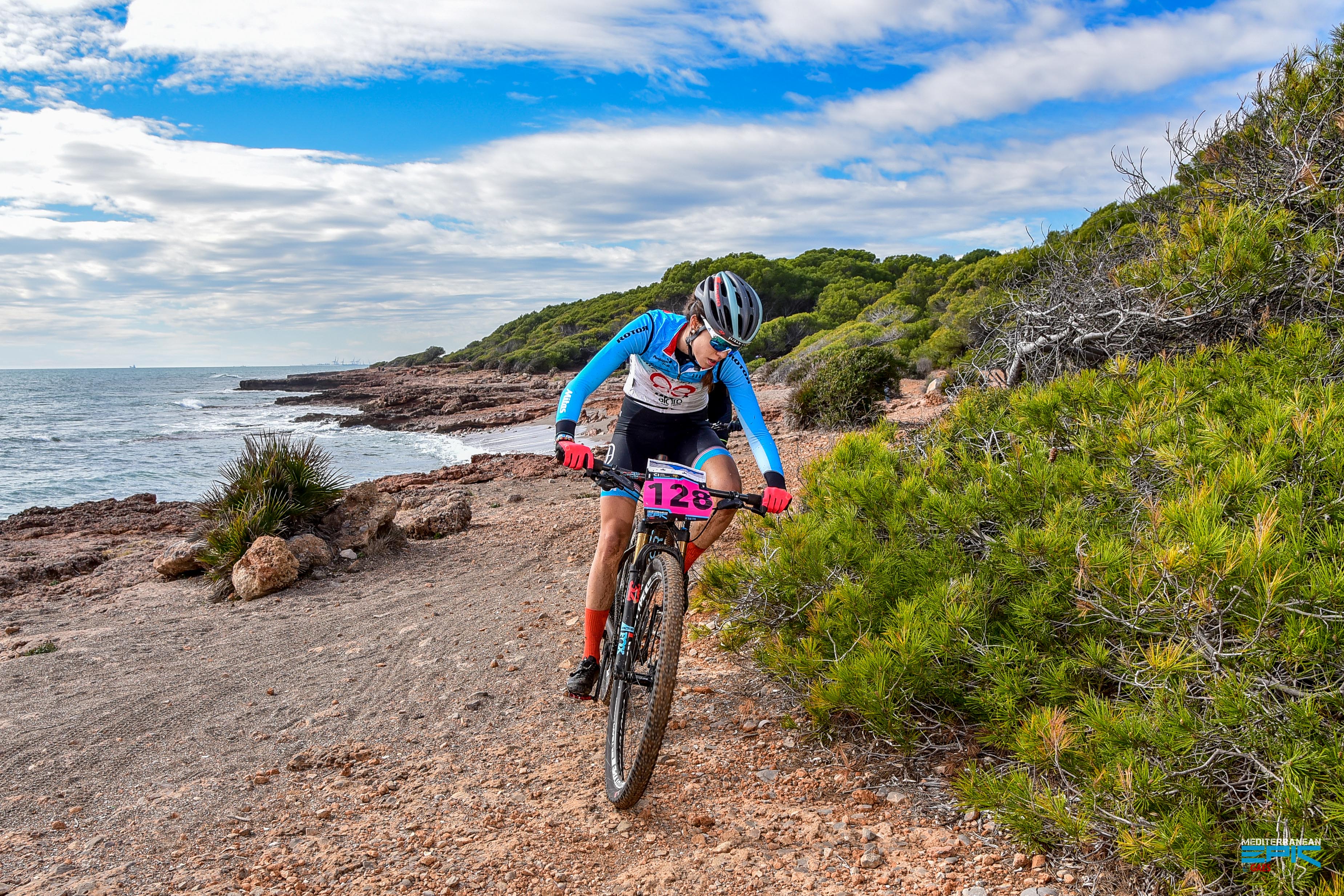Formulaciones con el deporte Imágen de la ciclista María Rodríguez Navarrete compitiendo en la prueba Mediterranean Epic patrocinada por Formulaciones