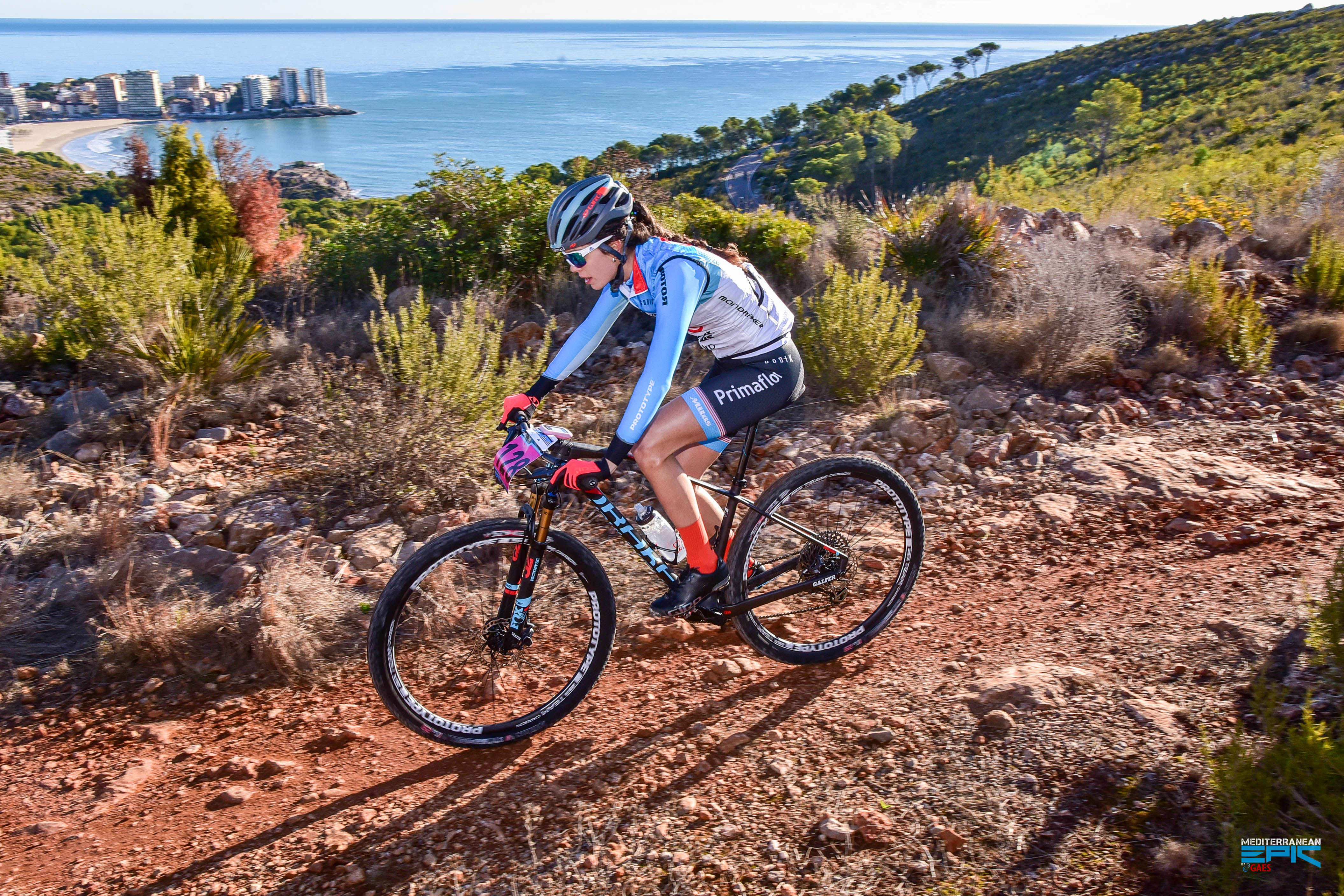 Formulaciones con el deporte Imágen de la ciclista María Rodríguez Navarrete compitiendo en la prueba Mediterranean Epic patrocinada por Formulaciones