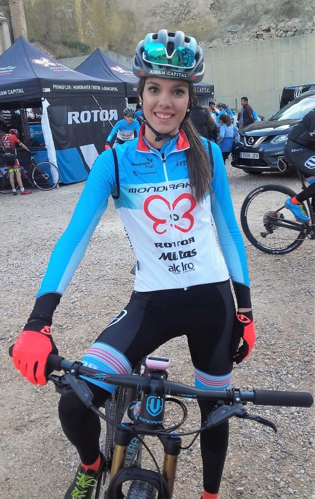 Imágen de la ciclista María Rodríguez Navarrete compitiendo en la prueba Mediterranean Epic patrocinada por Formulaciones