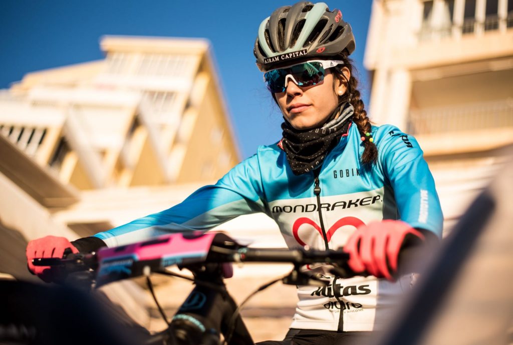 Imágen de la ciclista María Rodríguez Navarrete compitiendo en la prueba Mediterranean Epic patrocinada por Formulaciones