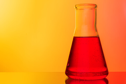 matriz de laboratorio con liquido naranja