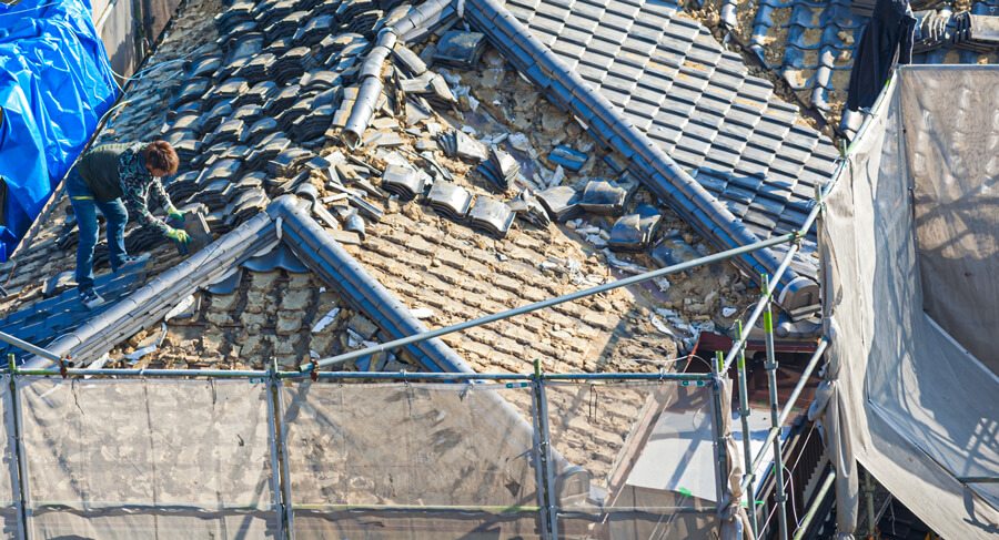 Obreros trabajando en un tejado para aislarlo con poliuretano